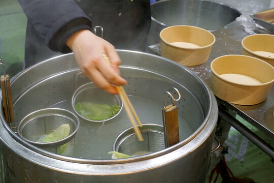 成都餐厅冒米线大锅