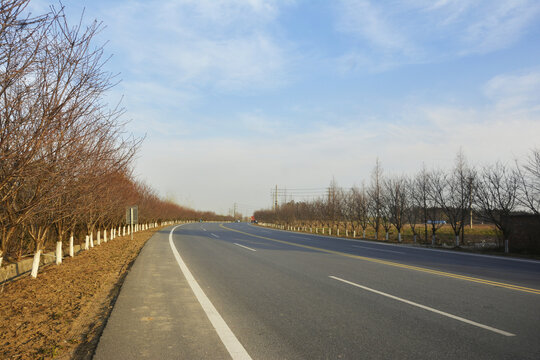 蓝天白云道路