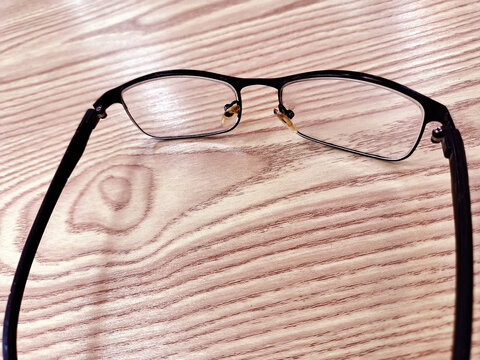 桌子上的眼镜