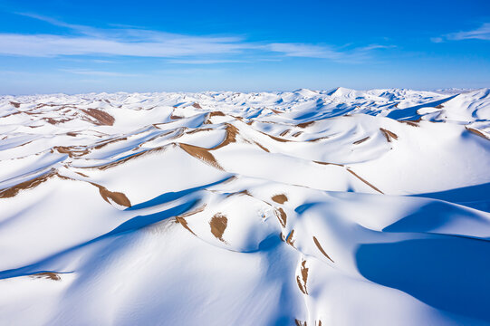 航拍沙漠雪景