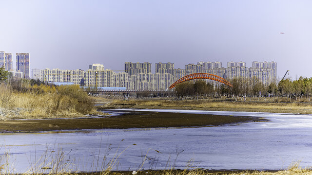 冰雪融化的长春伊通河畔景观