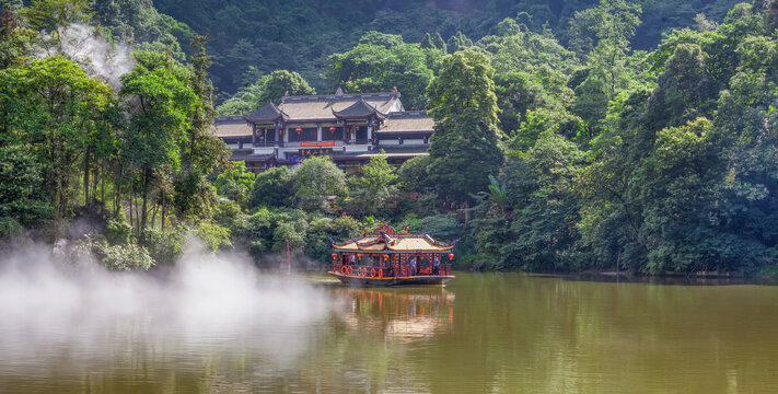 青城山月沉湖全景图