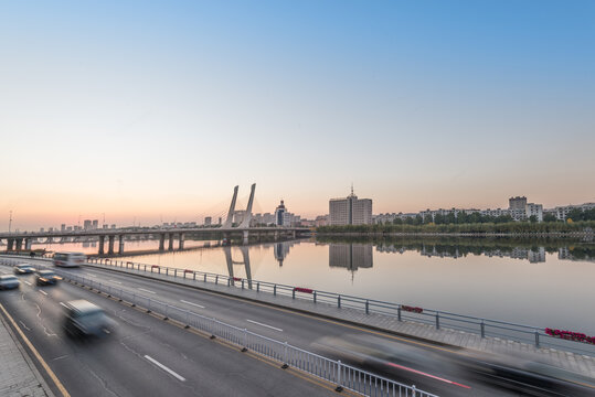 夕阳下中国抚顺的浑河大桥