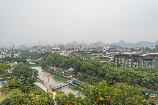 烟雨中的中国桂林城市风景