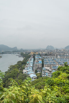 烟雨中的中国桂林城市风景