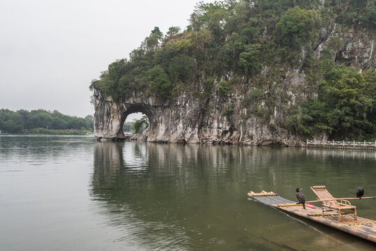 烟雨中的中国桂林象鼻山公园