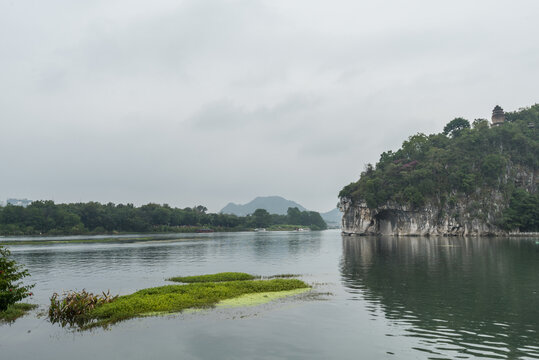 烟雨中的中国桂林象鼻山公园