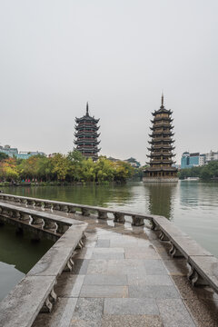 桂林雨中的两江四湖双塔