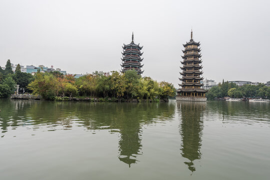 桂林雨中的两江四湖双塔