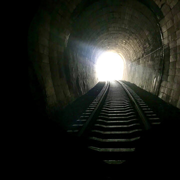 黑暗隧道的光芒