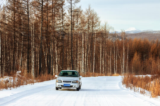 冬季森林积雪公路汽车