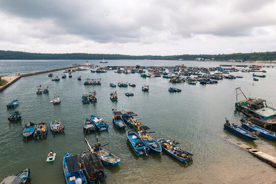 广西北海涠洲岛渔船码头航拍