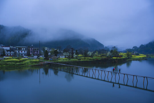 雨雾江湾