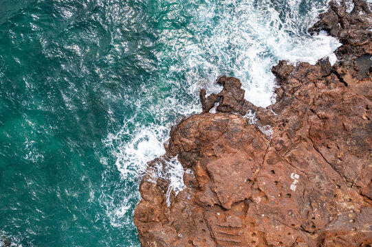 海浪冲击沙滩