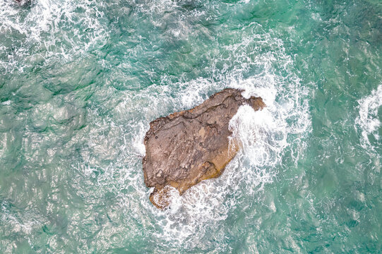 涠洲岛海边海浪冲击礁石