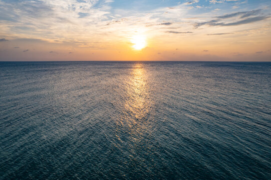 北海涠洲岛海上日出日落