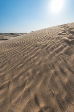 中国内蒙古晴天下的沙漠