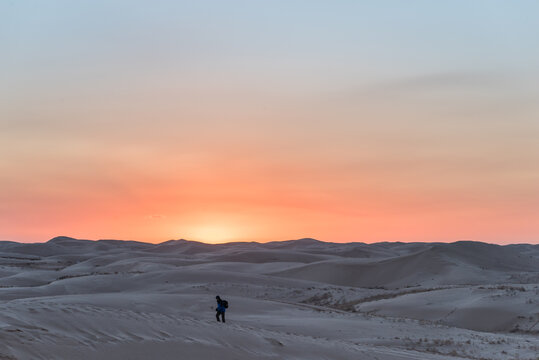 中国内蒙古夕阳下的沙漠