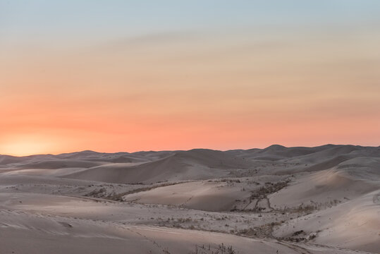 中国内蒙古夕阳下的沙漠