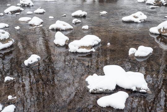 冬季长白山的雪地树林冰河