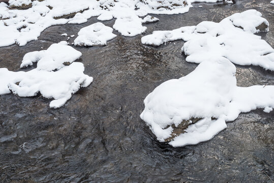 冬季长白山的雪地树林冰河