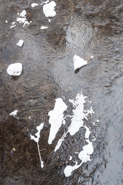 冬季长白山的雪地树林冰河