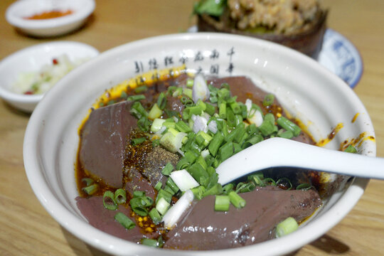 乐山跷脚牛肉餐厅传统菜鲜血旺