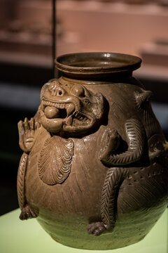 南京博物院文物国宝青瓷神兽尊