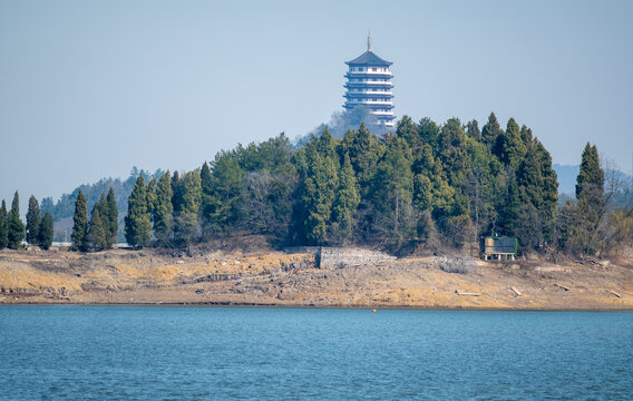 安徽万佛湖风景区的龙河古塔