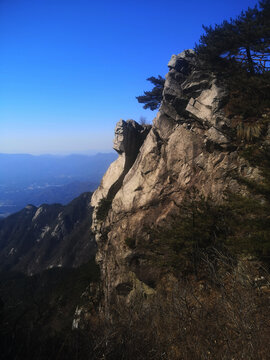 山峰巨石