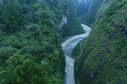 大山河流