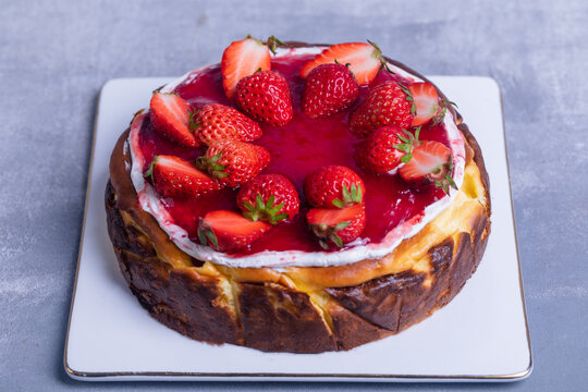 草莓巴斯克蛋糕
