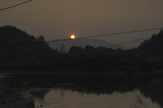 夕阳湖面