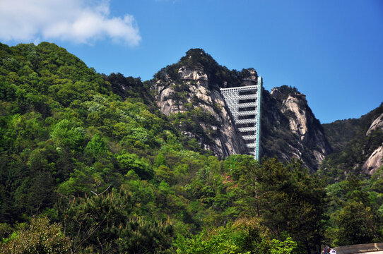 蓝天白云高山图