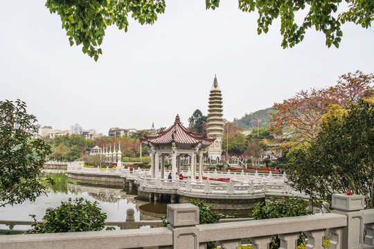 厦门南普陀寺放生池与万寿塔