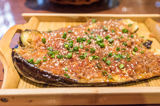 一盘烤茄子特写