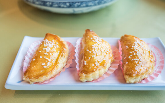 一盘中国广式点心榴莲酥特写