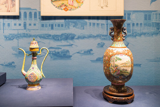 清代广州画珐琅酒壶与花瓶