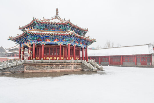 冬天雪后沈阳故宫的大政殿