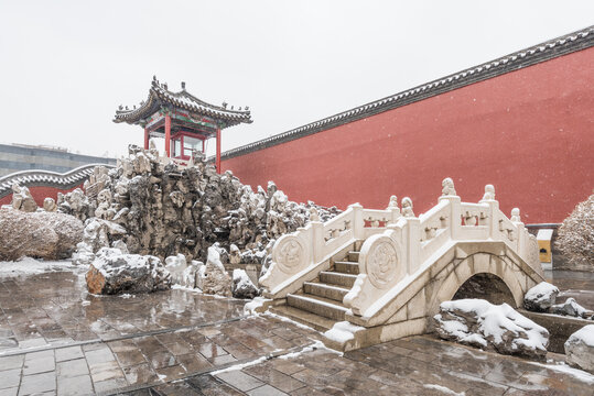 冬天雪后沈阳故宫的园林古建筑