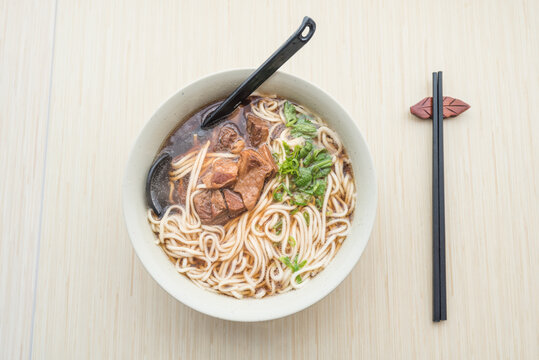 一碗红烧牛肉面特写