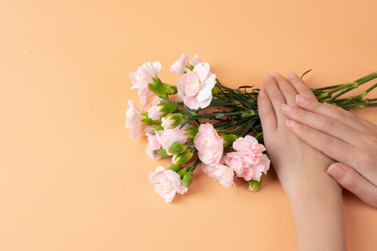 手与鲜花