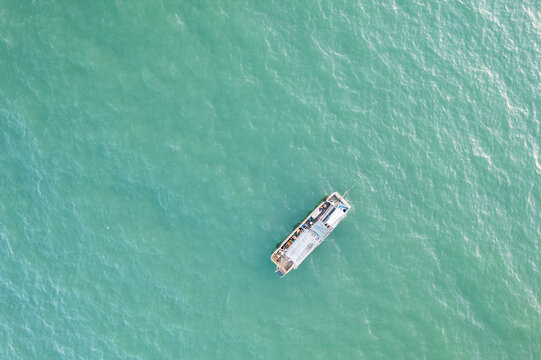 快艇行驶在大海海面上