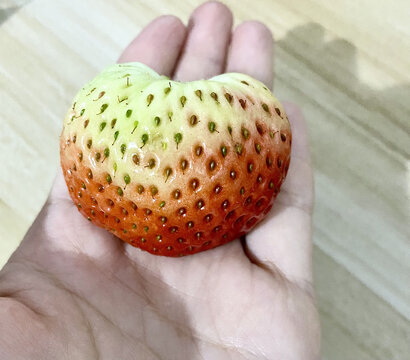 心型奶油草莓水果