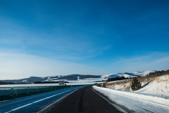 冬季高速路蓝天雪山