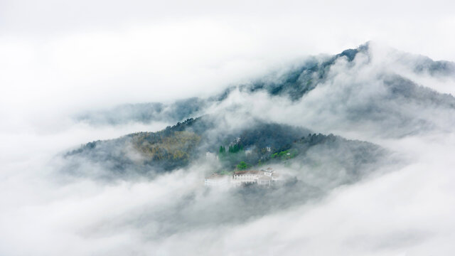 云雾中的大别山