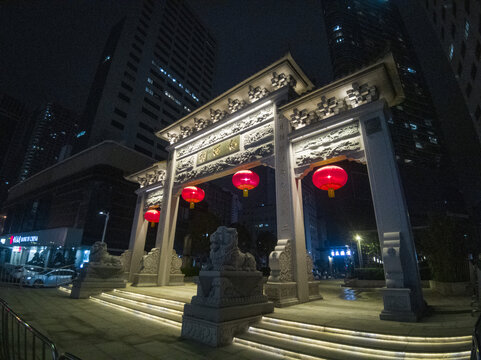 向西村门坊夜景