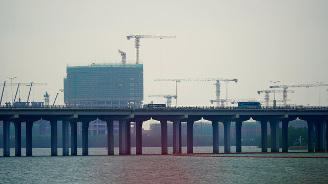 城市发展海边建筑沿江高速