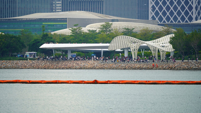 深圳欢乐港湾海边休闲的人群