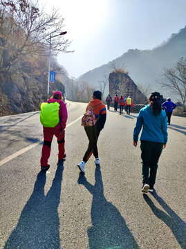 走在上凤凰山大门的公路上